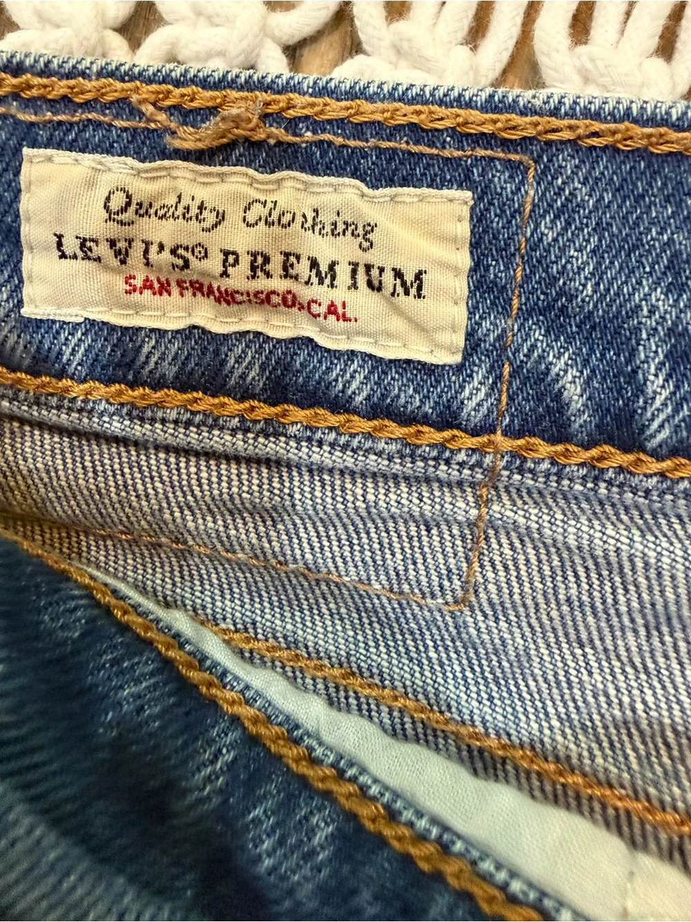 Levi's Premium Wedgie High-Rise Straight Leg Button Fly Jeans in Medium Blue - Picture 6 of 7